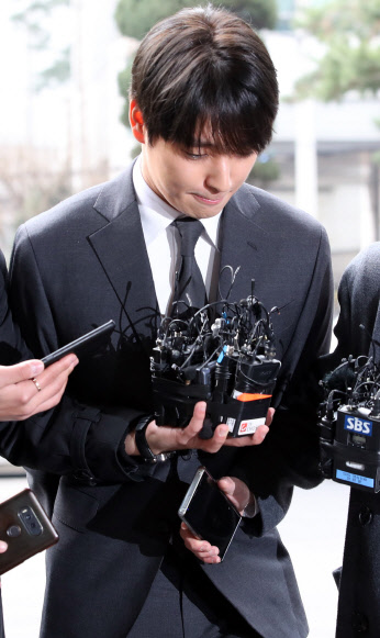 불법 동영상 유포 혐의를 받고 있는 FT아일랜드 최종훈이 16일 피의자 신분으로 서울지방경찰청에 출석해 사죄하고 있다. 연합뉴스